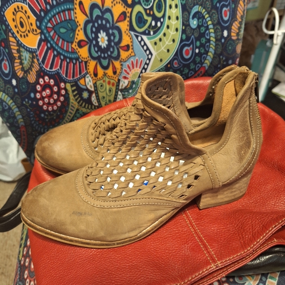 Rebel cut out Booties boots Sz 8 leather euc - Picture 3 of 8